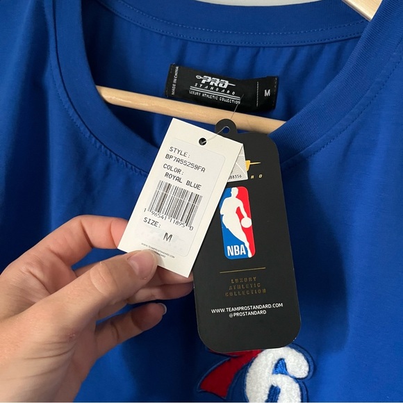 Pro Standard NBA Philadelphia 76ERS Classic Boxy Crop Tee Size Medium NWT - Picture 10 of 16